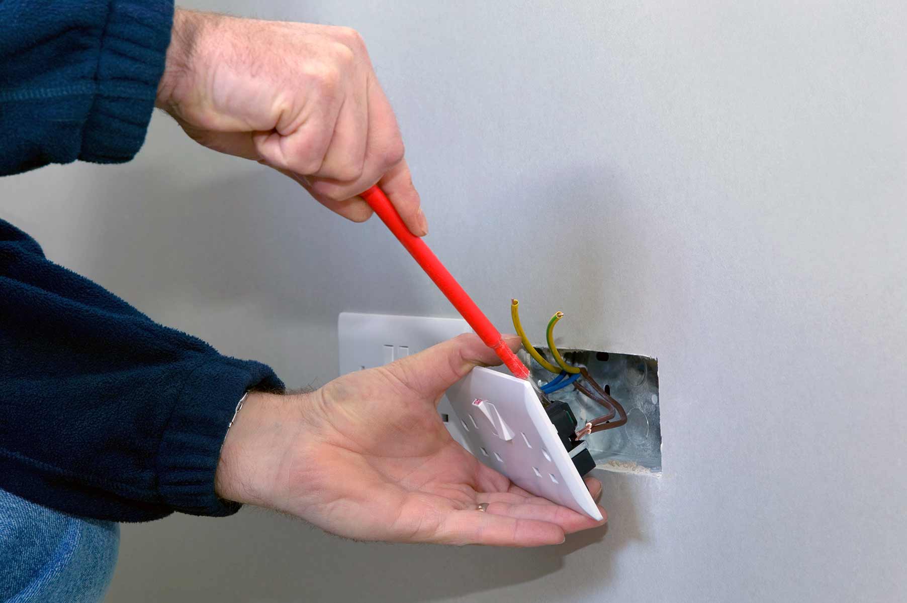 Our electricians can install plug sockets for domestic and commercial proeprties in Dagenham and the local area. 
